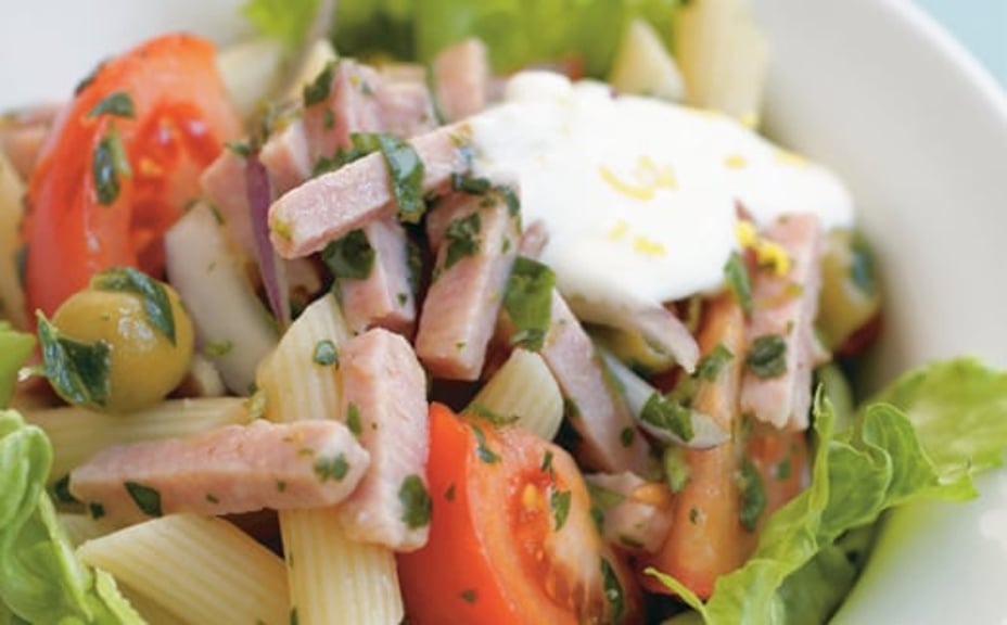 1317 - Basilikakryddad pastasallad med strimlad skinka, oliver, tomat, rödlök och citrondressing