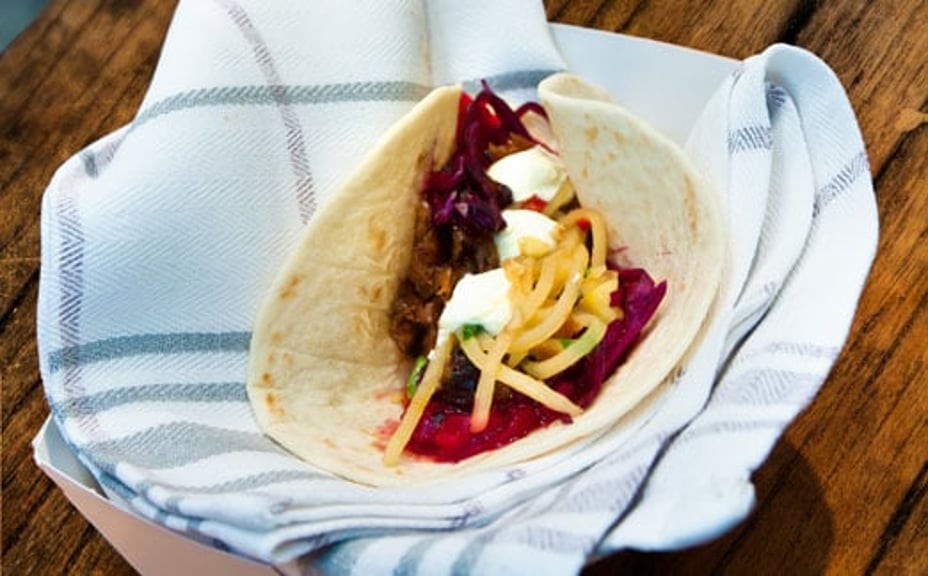 2153 - Äppel--och-chiliglacerat-kamben-av-svensk-Rapsgris