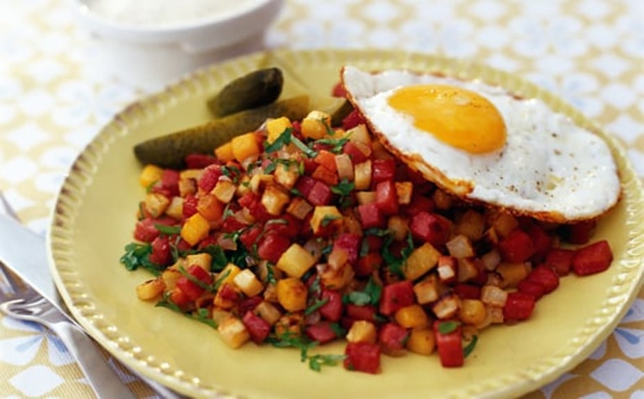 1504 - Tärnad nötkorv i rotfruktspytt med senapskräm och stekt ägg