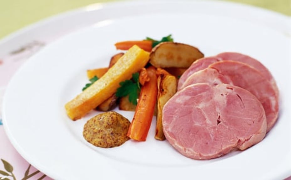 1507 - Rimmad fläsklägg med rostade rotfrukter och senap