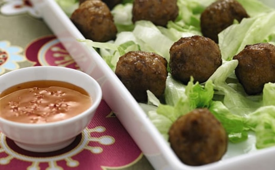 1421 - Köttbullar på salladsbädd med dippsåser och grönsaksris