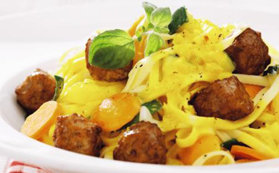 1365 - Saffranspasta med miniköttbullar och smörfrästa grönsaker