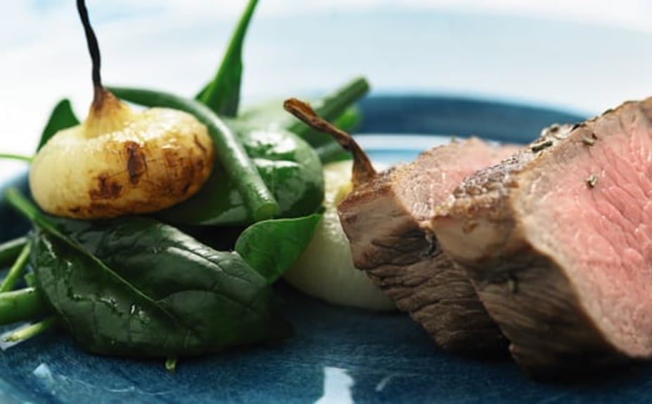 1424 - Rosmarinstekt kalventrecote med bakad pärllök, spenat och haricots verts