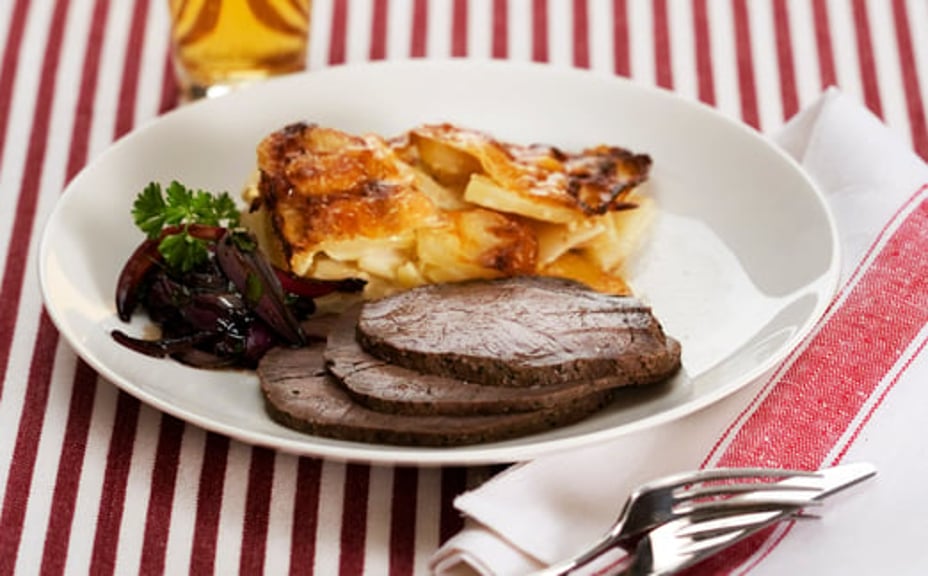 2071 - Nötstek med potatis- och rotsellerigratäng, balsamicokokt rödlök