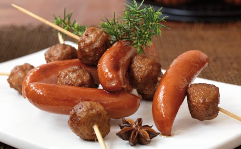 1734 - Kryddstekta spett med köttbullar och prinskorv