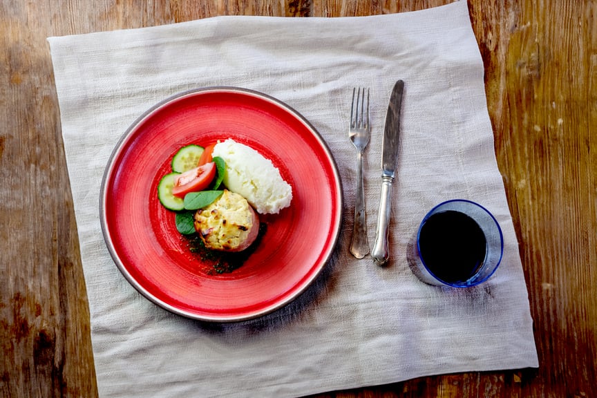 färskostbakad falukorv