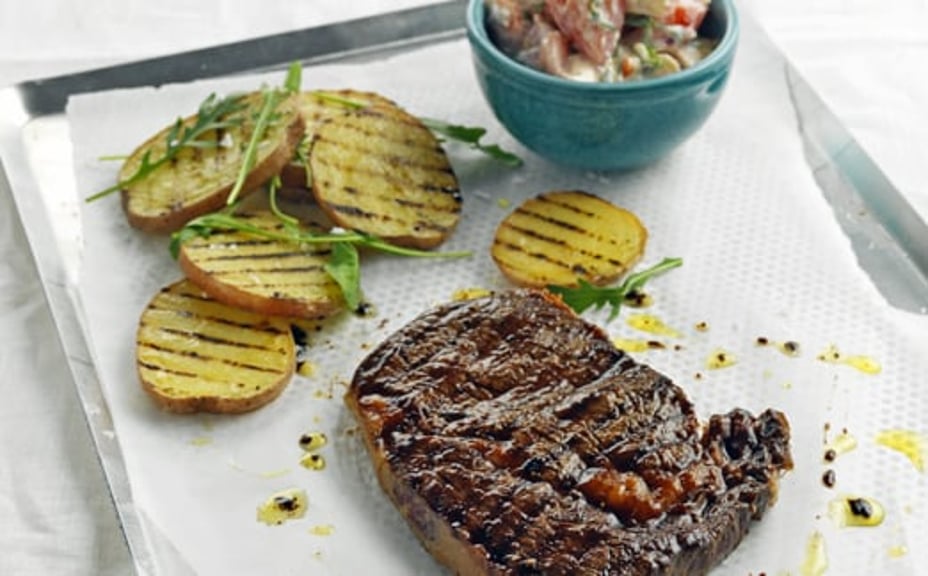 1885 - Grillad entrecote med krämig tomat- och mozzarellasallad