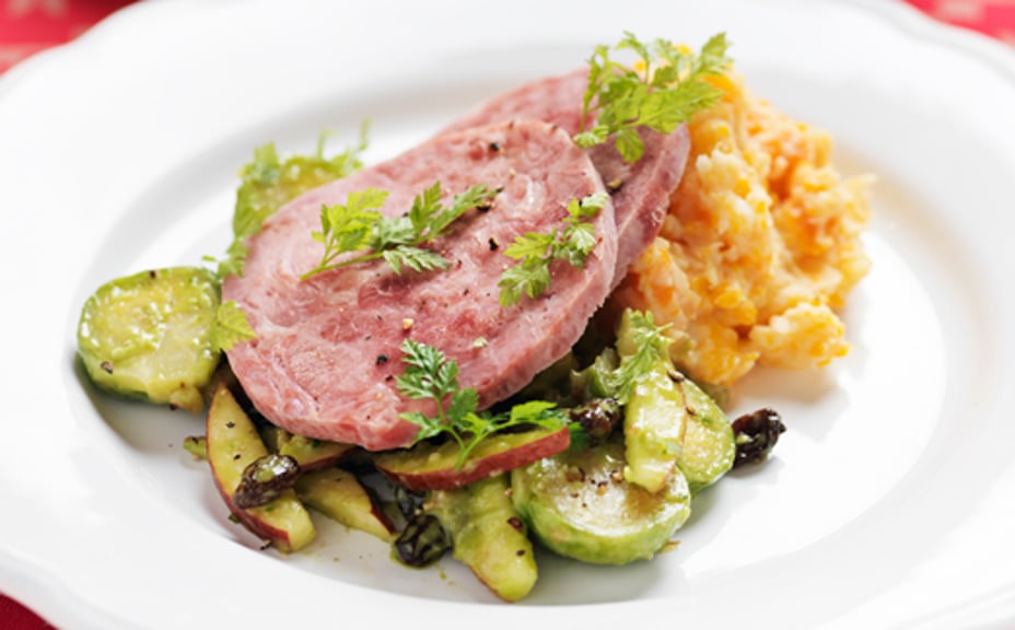 2046 - Rimmad fläsklägg med syrlig äppel- och brysselkålssallad