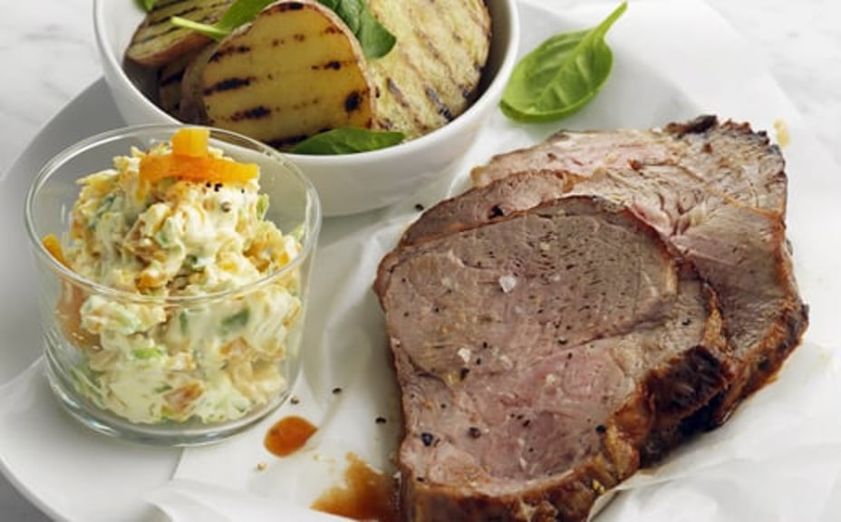 1889 - Helgrillad fläskkarre med hickoryglaze och aprikos- och jalapenocreme