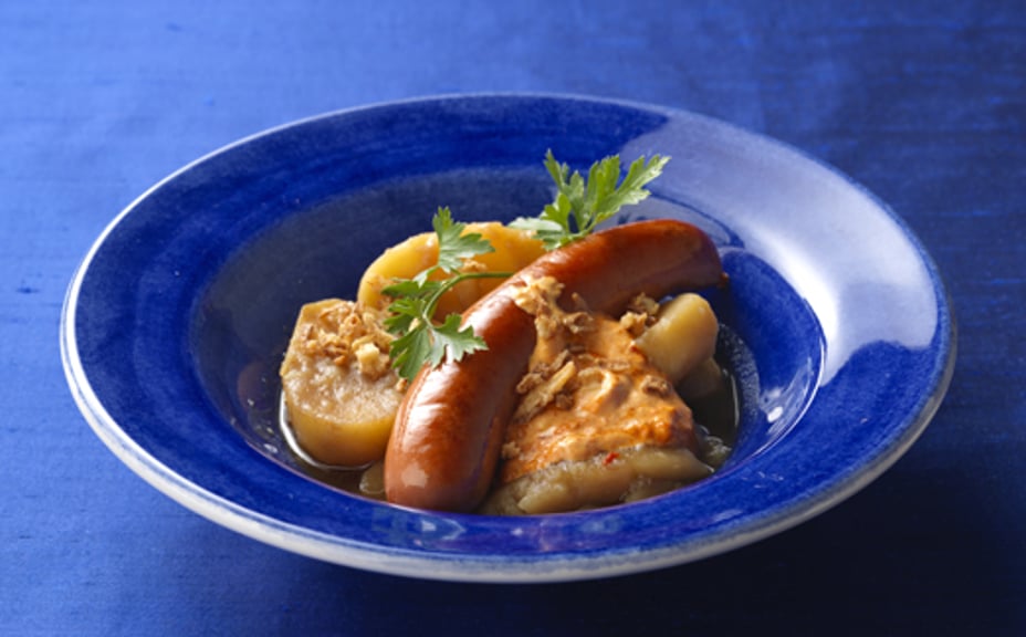 1923 - Lunchkorv med ölkokt potatis, paprikakräm och rostad lök