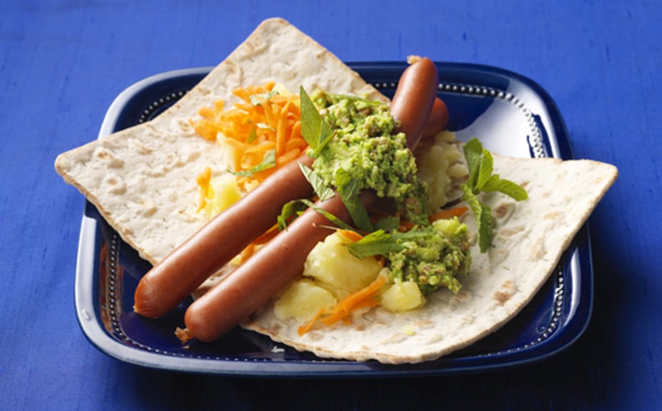 1925 - Tunnbrödsrulle med varmkorv, ärtpesto och morotssallad