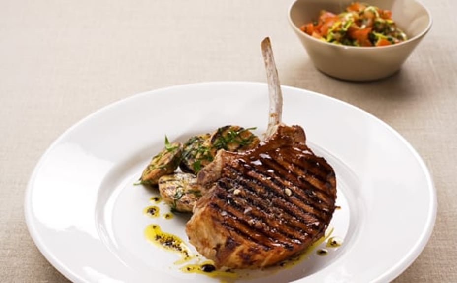 1900 - Grillat kotlettracks med färskpotatis och tomatsallad