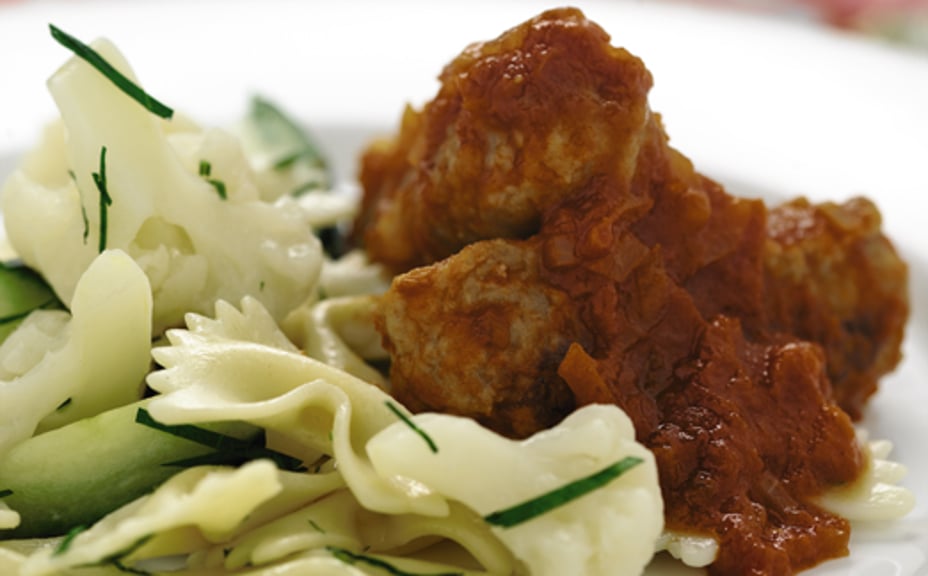 1423 - Tomatbräserade kebabjärpar med ljummen pastasallad och citronyoghurt
