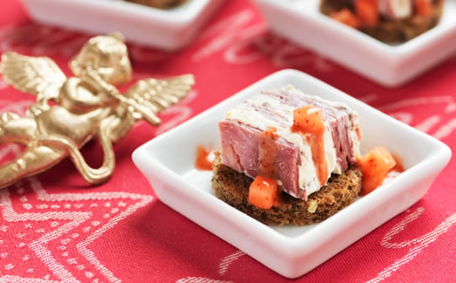 2043 - Nötrulleterrin med dadlar, mandlar och lingonvinägrett