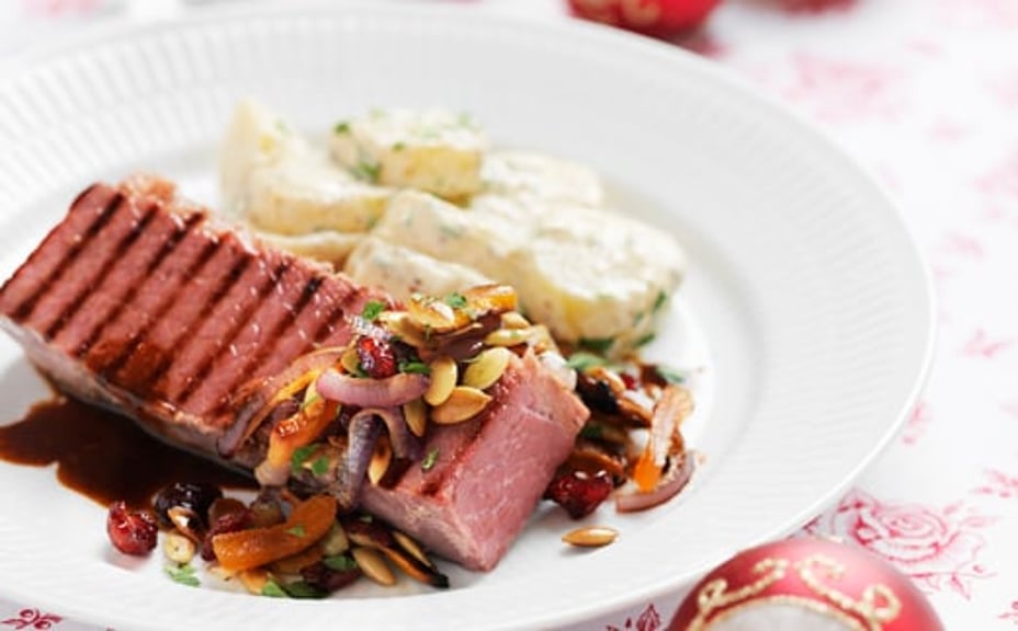 2047 - Grillad oxbringa med tranbär, aprikos, pumpafrö och glöggsky