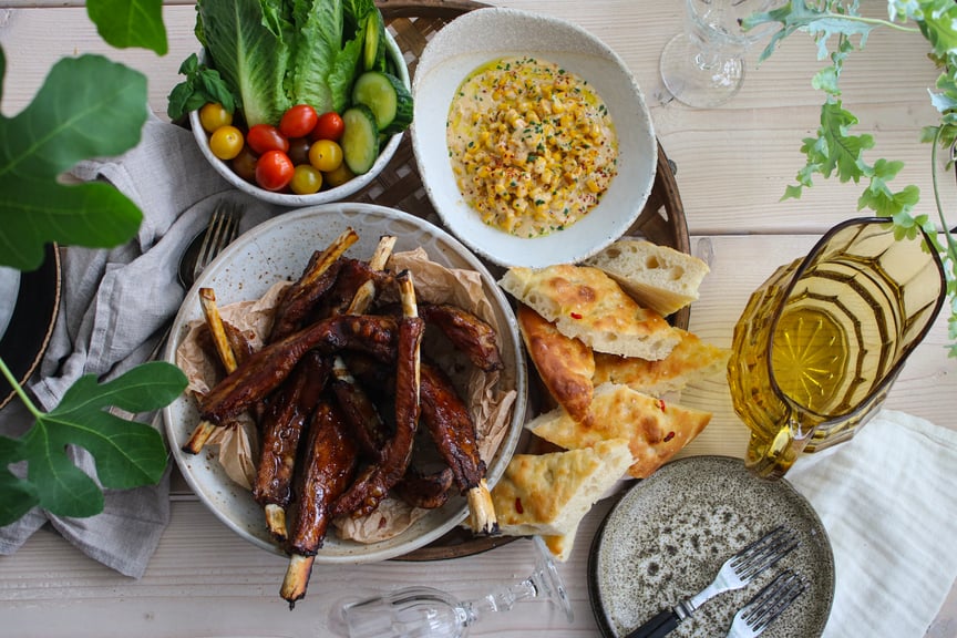 Rapsgris Klibbiga spareribs med honungsglaze och flatbread | Scan Sverige ...