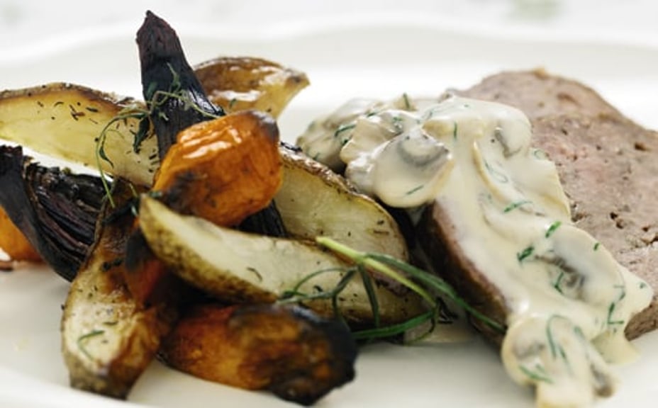 1429 - Köttfärslimpa med champinjonsås och rostade rotsaker