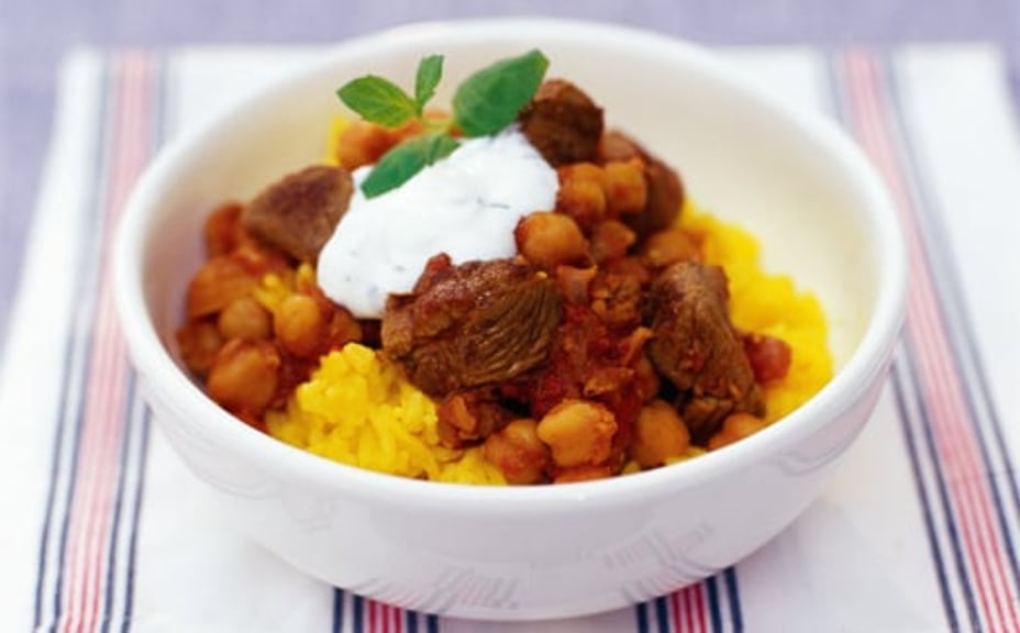 1508 - Indisk lamm- och kikärtsgryta med gult ris och myntayoghurt