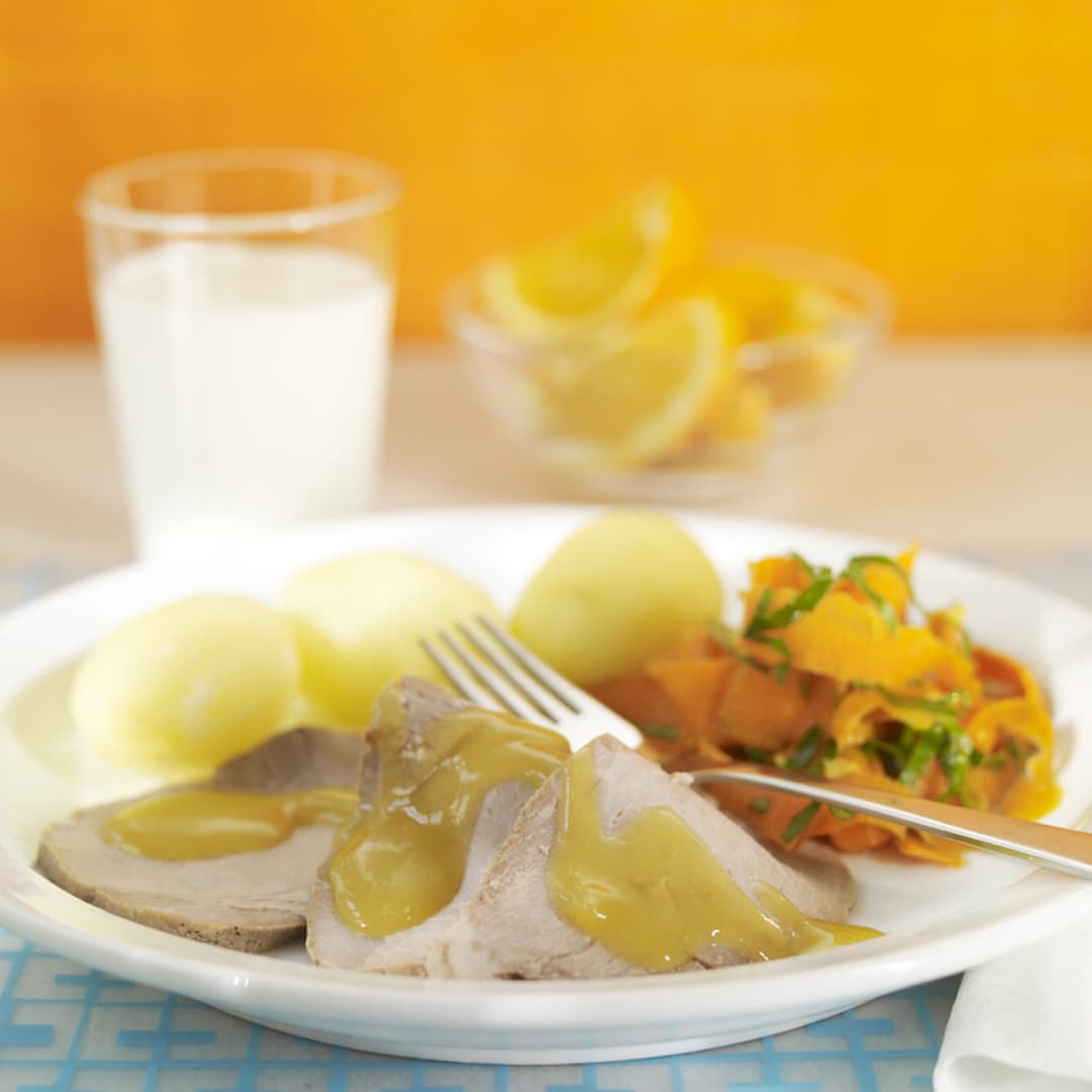 Skinkstek med apelsinsås och morotssallad med citron och persilja
