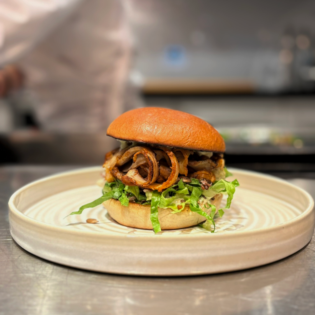Porchetta bun med chili cheese dressing