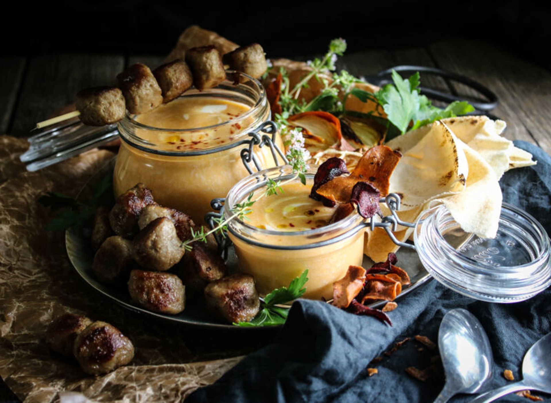 Ekologiska köttbullar med krämig sötpotatissoppa och krispiga tillbehör