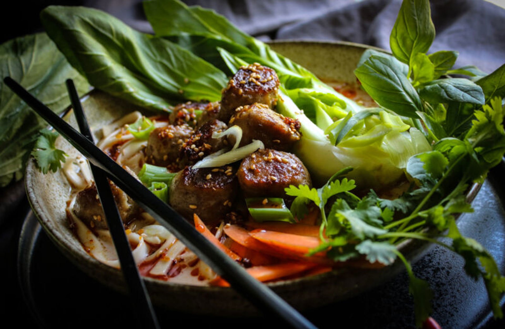 Thaisoppa med ekologiska nötköttbullar och nudlar