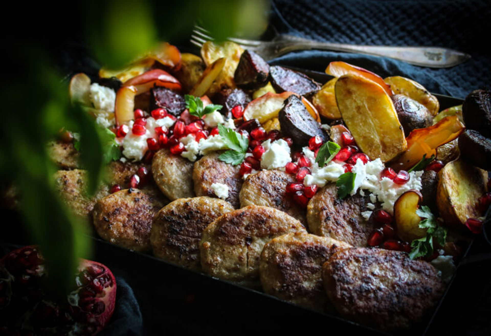 Ekologisk pannbiff på plåt med gott sällskap